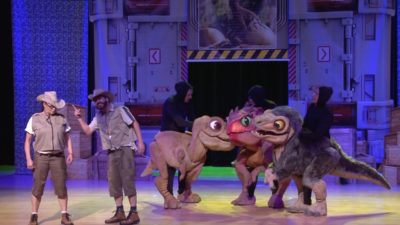 screenshot: Teatro com desconto! Crianças têm encontro com dinos na Avenida Paulista
