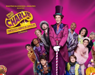 screenshot: Musical “Charlie e a Fantástica Fábrica de Chocolate” tem mega produção com elevador de vidro que sobrevoa o palco