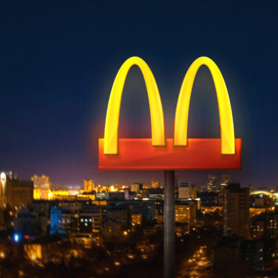 screenshot: McDonald’s começa a operar apenas por delivery e drive-thru, e doa refeições para instituições de saúde