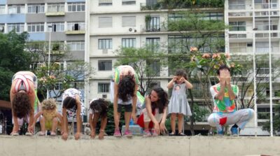screenshot: Para crianças em casa: apresentação do espetáculo Ninhos, performance para grandes pequenos