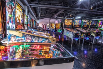 screenshot: Para os amantes de arcade: Espaço Retrô no Butantã tem bar temático com clássicos do PinBall