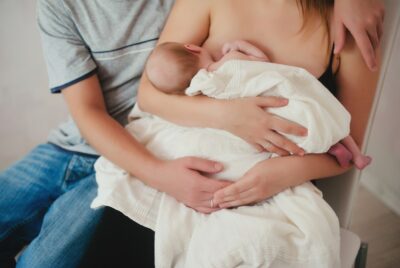 screenshot: Amamentação: como o pai pode ajudar na prática uma mãe que está amamentando
