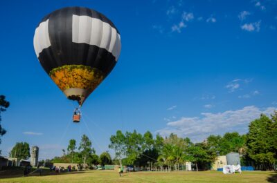 screenshot: Acampamento Peraltas lança temporada de férias de julho com atividades temáticas e voo em balão ancorado