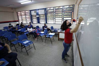 screenshot: Professores e trabalhadores da educação estão incluídos no grupo prioritário de vacinação