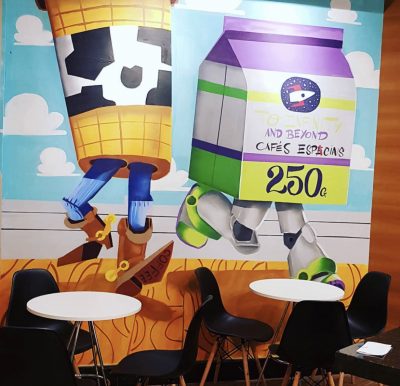 screenshot: FECHOU! Coffee Story: cafeteria inspirada em Toy Story é parada obrigatória para os fãs da franquia