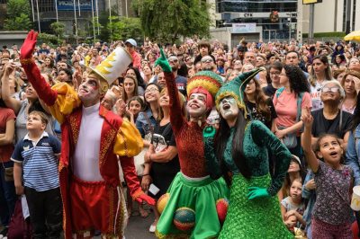 screenshot: Natal do Top Center Shopping inicia celebração na Avenida Paulista com coral e interação com personagens temáticos