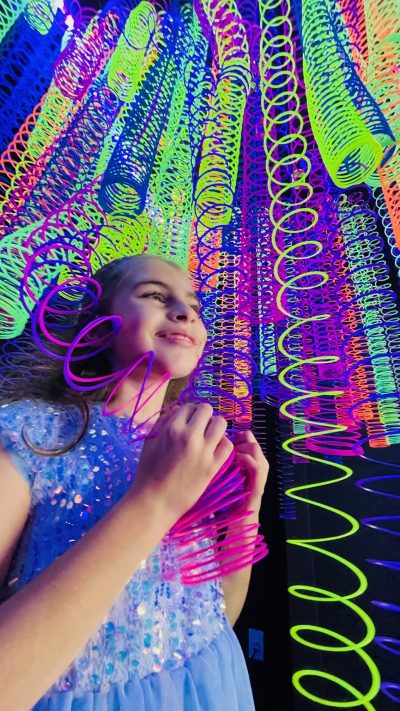 screenshot: Shopping Anália Franco recebe atração Neon World, inédita no Brasil