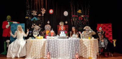 screenshot: EVENTO CANCELADO! Teatro com desconto nas férias: Natal Encantado da Alice traz muita maluquice e diversão para a criançada no Espaço JK
