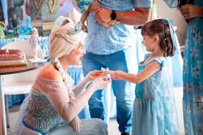 screenshot: Dia das Crianças no Salão Pink Party com direito a um dia de princesa ao lado de Elsa