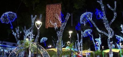 screenshot: Natal Iluminado de Embu das Artes: praça iluminada e decorada, Papai Noel, shows e feira