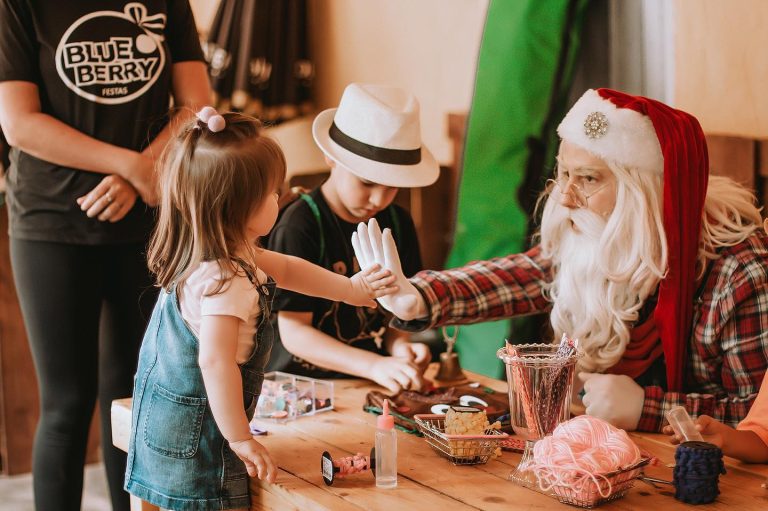 Já pensou em tomar café com o Papai Noel? A Fazenda Floresta Park traz esse sonho para realidade!