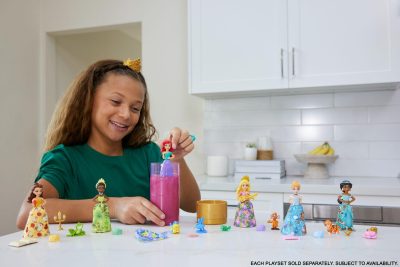 screenshot: Mattel lança linha Color Reveal inspirada em  Anna e Elsa de Frozen e Princesas Disney