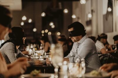 screenshot: Dining in the Dark: participantes vivenciam jantar às cegas em SP