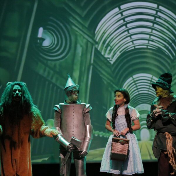 screenshot: COM DESCONTO! Musical O Mágico de Oz transforma o palco do Teatro Arthur Azevedo em um mundo de fantasia