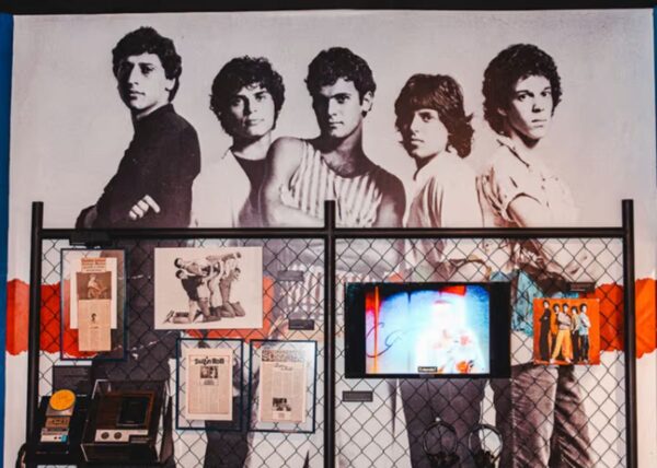 screenshot: Exposição imersiva celebra a vida e a obra de Cazuza em São Paulo