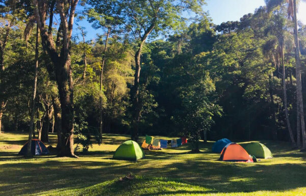 screenshot: COM DESCONTO! Camping na Fazenda Guaxinduva: natureza, cachoeiras e pernoite em meio à Mata Atlântica